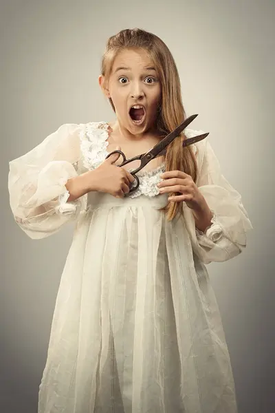 Humorystyczny Obraz Młodej Dziewczyny Obcinającej Sobie Włosy Dużymi Nożyczkami — Zdjęcie stockowe