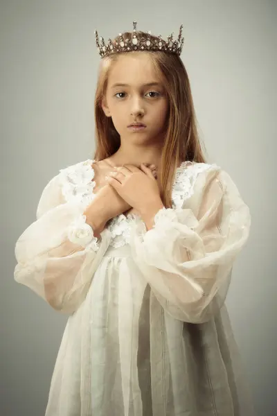 Fiatal Lány Visel Korona Stock Kép