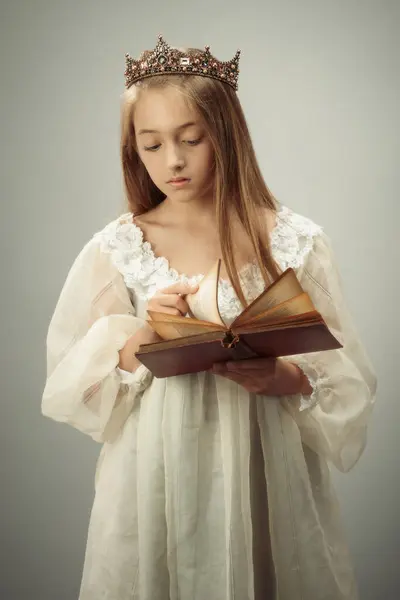 Egy Fiatal Lány Aki Egy Könyv Lapjait Nézegeti Stock Fotó