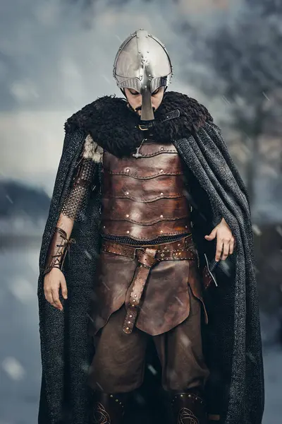 Mann Mittelalterlichen Handgefertigten Lederkostüm Mit Helm Stockfoto