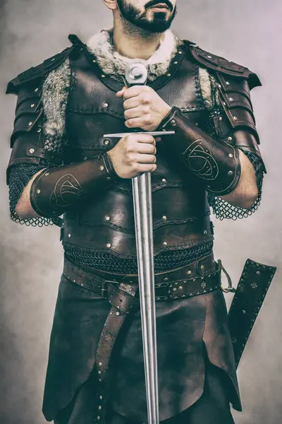 Mann Mittelalterlichen Handgefertigten Lederkostüm Hält Sein Schwert Stockbild