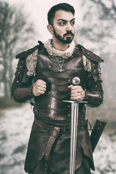 Orta Çağ Dan Kalma Bir Adam Kılıcını Tutan Deri Bir Telifsiz Stok Imajlar