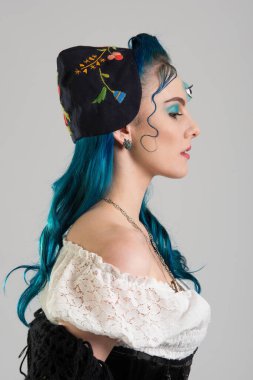 Göz protezi takılı genç bir kadının yan profili