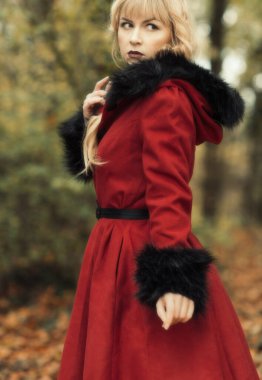 Sonbahar ormanındaki kadın Arkasına bakıyor