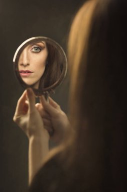 kadın el aynaya bakıyor