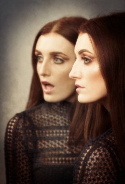 Kadın yansıması kavramının iki yüzü aynaya yansıyor.