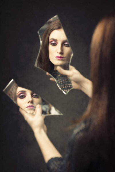 Женщина дважды увидела свое отражение в разбитом осколке зеркала