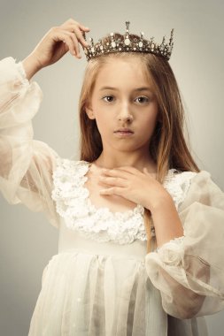 Genç kız tacını tutuyor.