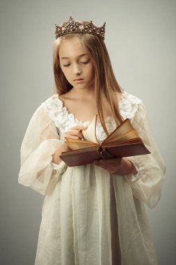 Genç kız bir kitabın sayfalarını karıştırıyor.