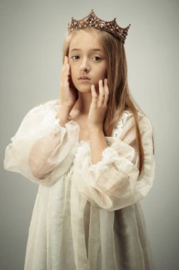 Bir taç giyen genç kız 