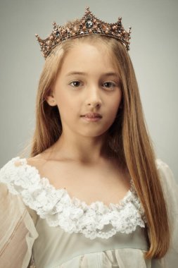 Taçlı genç kız ve güzel bir elbise portresi.