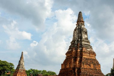 Ayutthaya 'nın en çok ziyaretçi ve turist çeken yerlerinden biri olan Ayutthaya' nın büyük iniş alanı arasında yer alan harabe tarihi parkı. Fotoğraf 10 Eylül 2023 'te çekildi..
