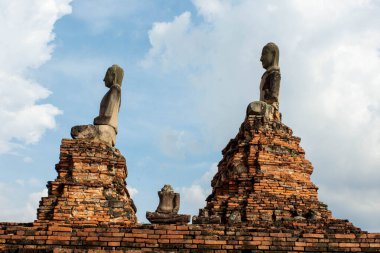 Ayutthaya 'nın en çok ziyaretçi ve turist çeken yerlerinden biri olan Ayutthaya' nın büyük iniş alanı arasında yer alan harabe tarihi parkı. Fotoğraf 10 Eylül 2023 'te çekildi..