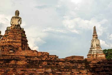 Ayutthaya 'nın en çok ziyaretçi ve turist çeken yerlerinden biri olan Ayutthaya' nın büyük iniş alanı arasında yer alan harabe tarihi parkı. Fotoğraf 10 Eylül 2023 'te çekildi..