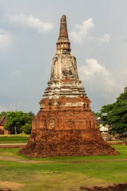 Ayutthaya 'nın en çok ziyaretçi ve turist çeken yerlerinden biri olan Ayutthaya' nın büyük iniş alanı arasında yer alan harabe tarihi parkı. Fotoğraf 10 Eylül 2023 'te çekildi..