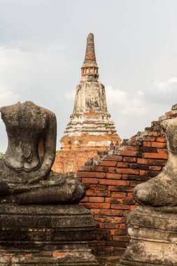 Ayutthaya 'nın en çok ziyaretçi ve turist çeken yerlerinden biri olan Ayutthaya' nın büyük iniş alanı arasında yer alan harabe tarihi parkı. Fotoğraf 10 Eylül 2023 'te çekildi..