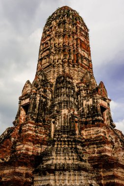 Ayutthaya 'nın en çok ziyaretçi ve turist çeken yerlerinden biri olan Ayutthaya' nın büyük iniş alanı arasında yer alan harabe tarihi parkı. Fotoğraf 10 Eylül 2023 'te çekildi..