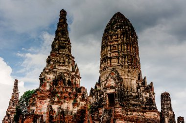 Ayutthaya 'nın en çok ziyaretçi ve turist çeken yerlerinden biri olan Ayutthaya' nın büyük iniş alanı arasında yer alan harabe tarihi parkı. Fotoğraf 10 Eylül 2023 'te çekildi..