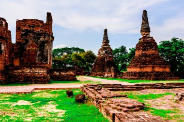 Ayutthaya 'nın en çok ziyaretçi ve turist çeken yerlerinden biri olan Ayutthaya' nın büyük iniş alanı arasında yer alan harabe tarihi parkı. Fotoğraf 10 Eylül 2023 'te çekildi..