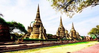 Ayutthaya 'nın en çok ziyaretçi ve turist çeken yerlerinden biri olan Ayutthaya' nın büyük iniş alanı arasında yer alan harabe tarihi parkı. Fotoğraf 10 Eylül 2023 'te çekildi..