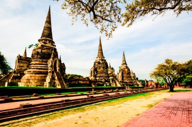 Ayutthaya 'nın en çok ziyaretçi ve turist çeken yerlerinden biri olan Ayutthaya' nın büyük iniş alanı arasında yer alan harabe tarihi parkı. Fotoğraf 10 Eylül 2023 'te çekildi..