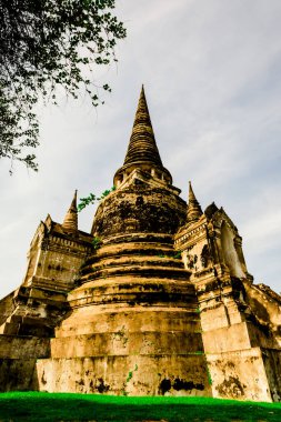 Ayutthaya 'nın en çok ziyaretçi ve turist çeken yerlerinden biri olan Ayutthaya' nın büyük iniş alanı arasında yer alan harabe tarihi parkı. Fotoğraf 10 Eylül 2023 'te çekildi..