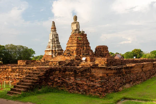 Ayutthaya 'nın en çok ziyaretçi ve turist çeken yerlerinden biri olan Ayutthaya' nın büyük iniş alanı arasında yer alan harabe tarihi parkı. Fotoğraf 10 Eylül 2023 'te çekildi..