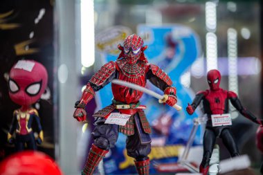 Bangkok, Tayland. - 23 Eylül 2023: Farklı figür ve stillerde Japon plastik oyuncak bebekleri seçici odaklı hediyelik eşya olarak MIXT Chatuchak 'ta satılıyor..