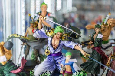 Bangkok, Tayland. - 23 Eylül 2023: Farklı figür ve stillerde Japon plastik oyuncak bebekleri seçici odaklı hediyelik eşya olarak MIXT Chatuchak 'ta satılıyor..