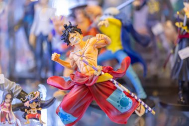 Bangkok, Tayland. - 23 Eylül 2023: Farklı figür ve stillerde Japon plastik oyuncak bebekleri seçici odaklı hediyelik eşya olarak MIXT Chatuchak 'ta satılıyor..