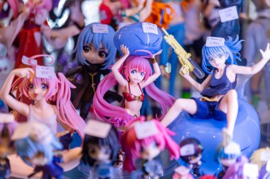 Bangkok, Tayland. - 23 Eylül 2023: Farklı figür ve stillerde Japon plastik oyuncak bebekleri seçici odaklı hediyelik eşya olarak MIXT Chatuchak 'ta satılıyor..