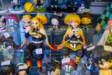 Bangkok, Tayland. - 23 Eylül 2023: Farklı figür ve stillerde Japon plastik oyuncak bebekleri seçici odaklı hediyelik eşya olarak MIXT Chatuchak 'ta satılıyor..