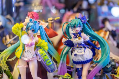 Bangkok, Tayland. - 23 Eylül 2023: Farklı figür ve stillerde Japon plastik oyuncak bebekleri seçici odaklı hediyelik eşya olarak MIXT Chatuchak 'ta satılıyor..