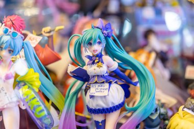 Bangkok, Tayland. - 23 Eylül 2023: Farklı figür ve stillerde Japon plastik oyuncak bebekleri seçici odaklı hediyelik eşya olarak MIXT Chatuchak 'ta satılıyor..