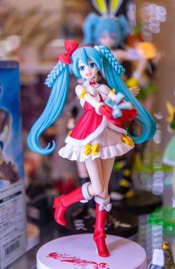 Bangkok, Tayland. - 23 Eylül 2023: Farklı figür ve stillerde Japon plastik oyuncak bebekleri seçici odaklı hediyelik eşya olarak MIXT Chatuchak 'ta satılıyor..