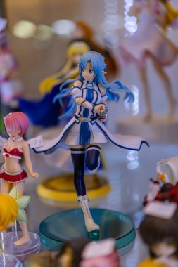 Bangkok, Tayland. - 23 Eylül 2023: Farklı figür ve stillerde Japon plastik oyuncak bebekleri seçici odaklı hediyelik eşya olarak MIXT Chatuchak 'ta satılıyor..