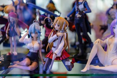 Bangkok, Tayland. - 23 Eylül 2023: Farklı figür ve stillerde Japon plastik oyuncak bebekleri seçici odaklı hediyelik eşya olarak MIXT Chatuchak 'ta satılıyor..