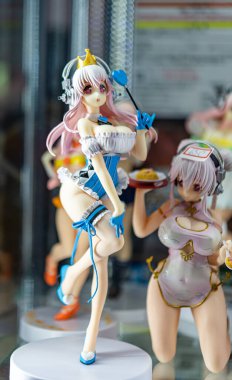 Bangkok, Tayland. - 23 Eylül 2023: Farklı figür ve stillerde Japon plastik oyuncak bebekleri seçici odaklı hediyelik eşya olarak MIXT Chatuchak 'ta satılıyor..