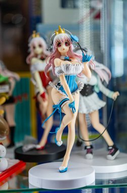 Bangkok, Tayland. - 23 Eylül 2023: Farklı figür ve stillerde Japon plastik oyuncak bebekleri seçici odaklı hediyelik eşya olarak MIXT Chatuchak 'ta satılıyor..