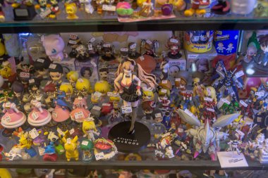 Bangkok, Tayland. - 23 Eylül 2023: Farklı figür ve stillerde Japon plastik oyuncak bebekleri seçici odaklı hediyelik eşya olarak MIXT Chatuchak 'ta satılıyor..