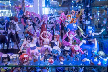 Bangkok, Tayland. - 23 Eylül 2023: Farklı figür ve stillerde Japon plastik oyuncak bebekleri seçici odaklı hediyelik eşya olarak MIXT Chatuchak 'ta satılıyor..