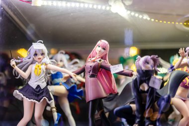 Bangkok, Tayland. - 23 Eylül 2023: Farklı figür ve stillerde Japon plastik oyuncak bebekleri seçici odaklı hediyelik eşya olarak MIXT Chatuchak 'ta satılıyor..