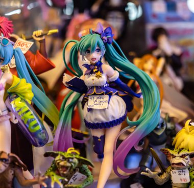 Bangkok, Tayland. - 23 Eylül 2023: Farklı figür ve stillerde Japon plastik oyuncak bebekleri seçici odaklı hediyelik eşya olarak MIXT Chatuchak 'ta satılıyor..