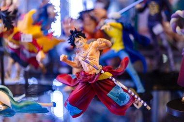 Bangkok, Tayland. - 23 Eylül 2023: Farklı figür ve stillerde Japon plastik oyuncak bebekleri seçici odaklı hediyelik eşya olarak MIXT Chatuchak 'ta satılıyor..