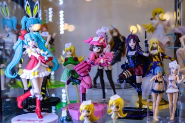 Bangkok, Tayland. - 23 Eylül 2023: Farklı figür ve stillerde Japon plastik oyuncak bebekleri seçici odaklı hediyelik eşya olarak MIXT Chatuchak 'ta satılıyor..