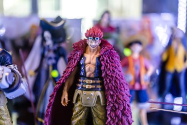 Bangkok, Tayland. - 23 Eylül 2023: Farklı figür ve stillerde Japon plastik oyuncak bebekleri seçici odaklı hediyelik eşya olarak MIXT Chatuchak 'ta satılıyor..