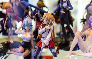 Bangkok, Tayland. - 23 Eylül 2023: Farklı figür ve stillerde Japon plastik oyuncak bebekleri seçici odaklı hediyelik eşya olarak MIXT Chatuchak 'ta satılıyor..