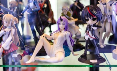 Bangkok, Tayland. - 23 Eylül 2023: Farklı figür ve stillerde Japon plastik oyuncak bebekleri seçici odaklı hediyelik eşya olarak MIXT Chatuchak 'ta satılıyor..