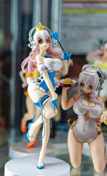 Bangkok, Tayland. - 23 Eylül 2023: Farklı figür ve stillerde Japon plastik oyuncak bebekleri seçici odaklı hediyelik eşya olarak MIXT Chatuchak 'ta satılıyor..