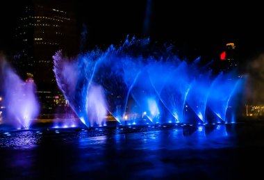 Bangkok, Tayland - 25 Eylül 2023: Bangkok şehrinin en iyi simgesi olan Chao Praya Nehri boyunca farklı lazer aydınlatma efektleriyle Icon Siam River multi media 'da fıskiye dansı